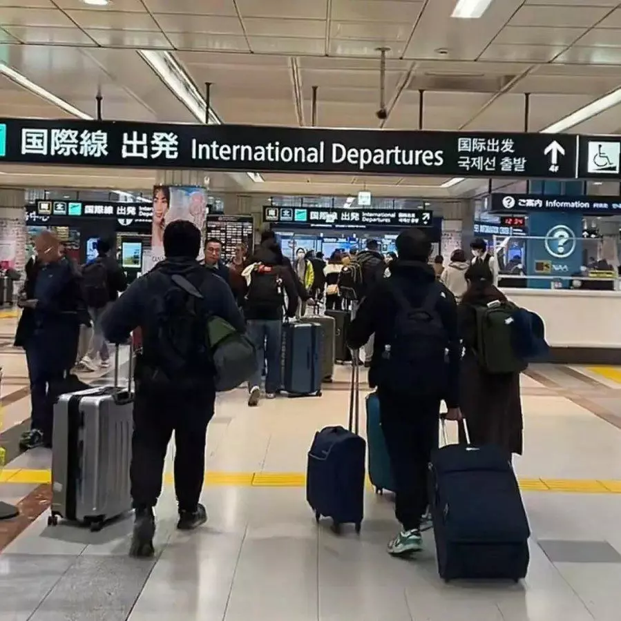 日本机场出现中国旅客返国人潮