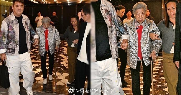 91岁罗兰近况曝光：跌倒后首次现身，与好友嘟嘴比心，状态超活泼。