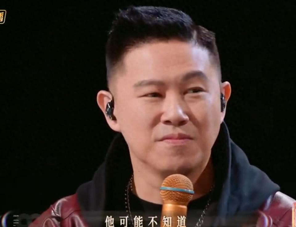欧阳靖在寒冷的长沙仍穿着短裤，何炅调侃道：“他不知道长沙现在已经没人穿短裤了吗？”