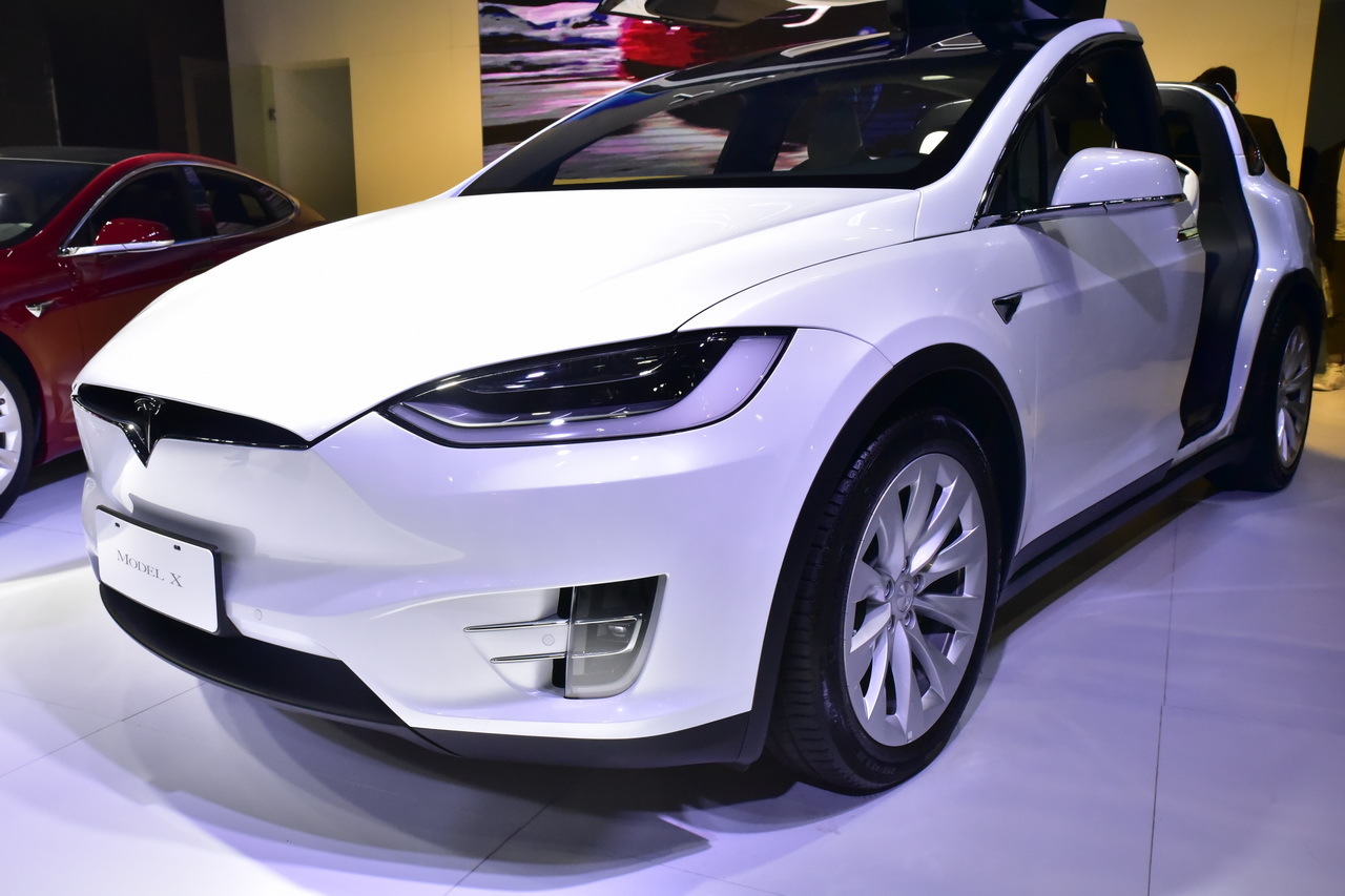 特斯拉 Model Y L 登场：空间更大，但第三排体验成槽点