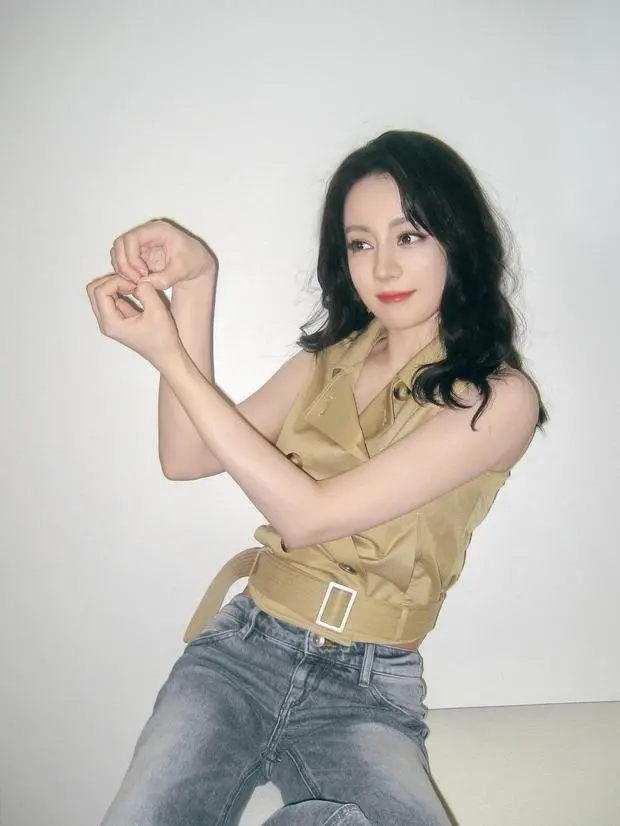 迪丽热巴近照曝光俏皮灵动　眨眼卖萌少女感满分