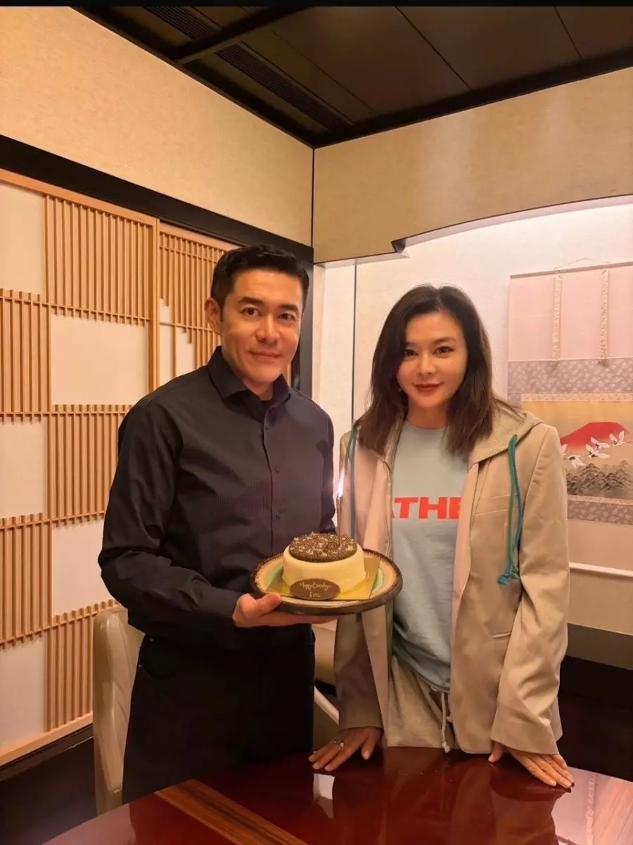 关之琳罕晒姐弟同框为弟庆生　关世华曾破产靠玄学翻身购豪宅