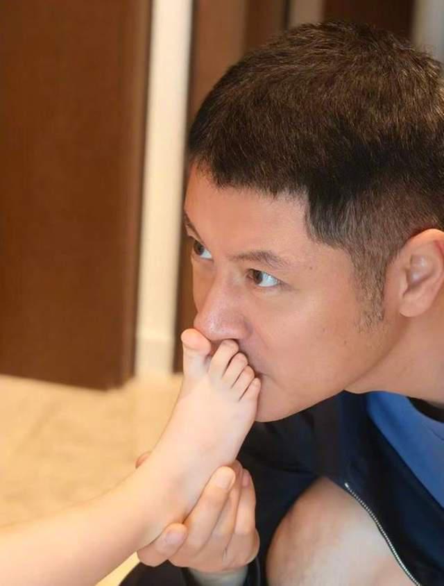 面馆偶遇任重孙骁骁夫妻！两人依偎同看手机超甜蜜，孙骁骁素颜状态冻龄似30岁