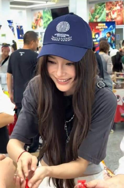 Angelababy素颜现身儿子校园义卖会！露脐装减龄吸睛，少女感状态引发热议