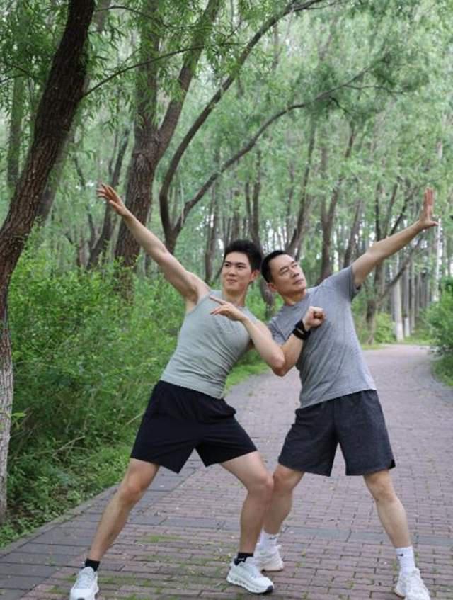 57岁丁海峰陪20岁儿子公园跑步！儿子身高直逼190cm，还会5国语言，妥妥“别人家的孩子”