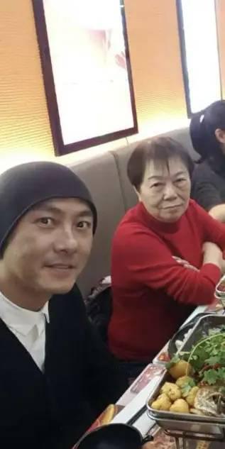 张卫健谈童年家暴经历：自嘲因“最会服软求饶”，反而成家里挨打最少的孩子