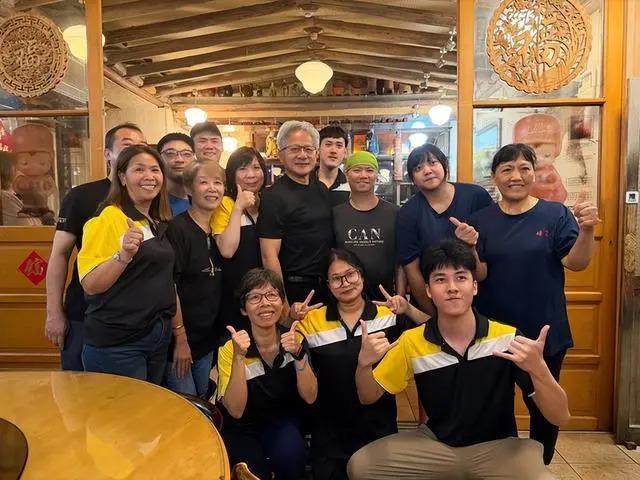 黄仁勋现身台北老字号餐厅　霸气拒绝他人买单：我钱很多